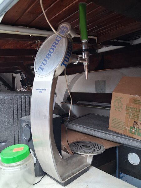 Ofer sprea vanzare mobilier restaurant si bucatarie echipata.