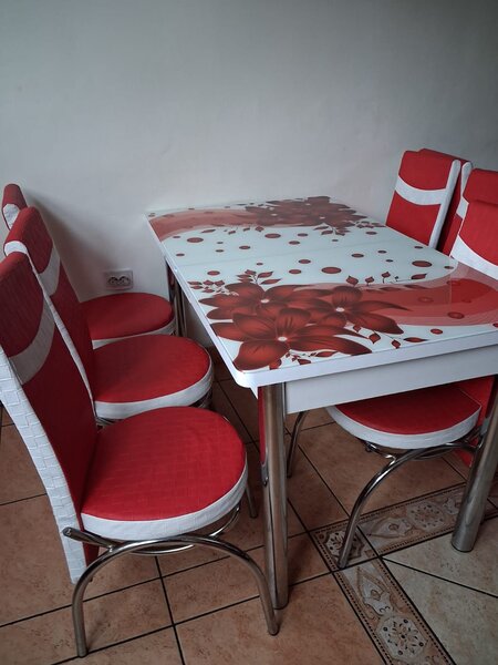 Ofer sprea vanzare mobilier restaurant si bucatarie echipata.