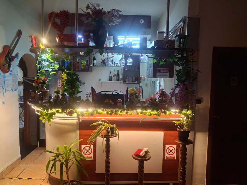 Ofer sprea vanzare mobilier restaurant si bucatarie echipata.