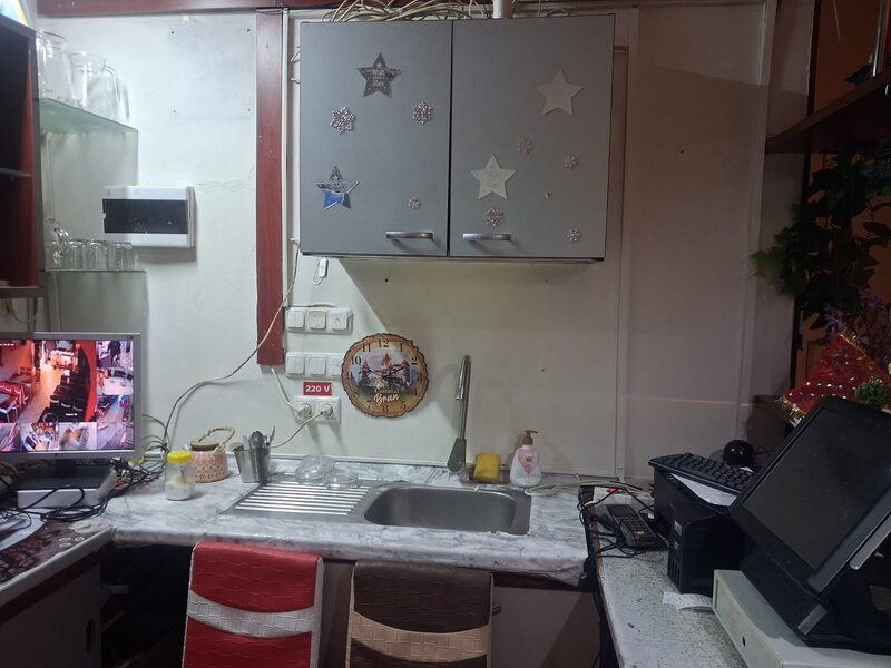 Ofer sprea vanzare mobilier restaurant si bucatarie echipata.