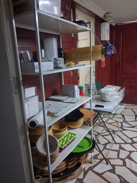 Ofer sprea vanzare mobilier restaurant si bucatarie echipata.