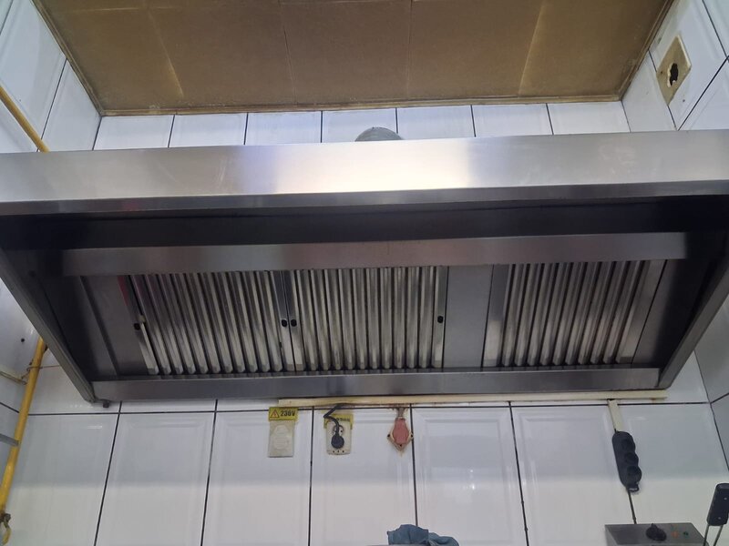 Ofer sprea vanzare mobilier restaurant si bucatarie echipata.